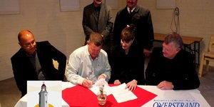 Gansbaai Sakekamer en Overstrand Munisipaliteit onderteken Memorandum of Understanding Voor: Christo van der Rheede (HUB, AHI), Fanie Bothma ,  Santie Reyneke-Naude: (Direkteur: Finansies van Overstrand Munisipaliteit) en Pieter Scholtz.  Agter : Piet Badenhorst (Voorsitter: AHI, Wes-Kaap) en Kat Myburgh.